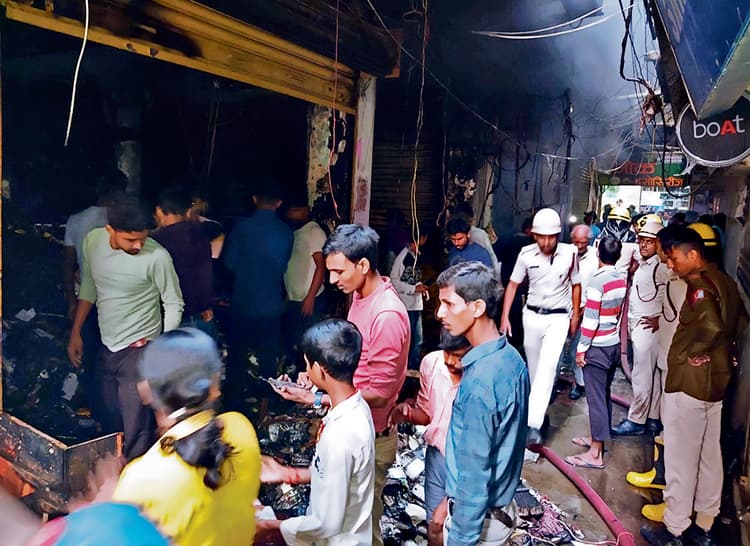 11 मोबाइल दुकानों में लगी भीषण आग में लगभग एक करोड़ की संपत्ति जलकर खाक