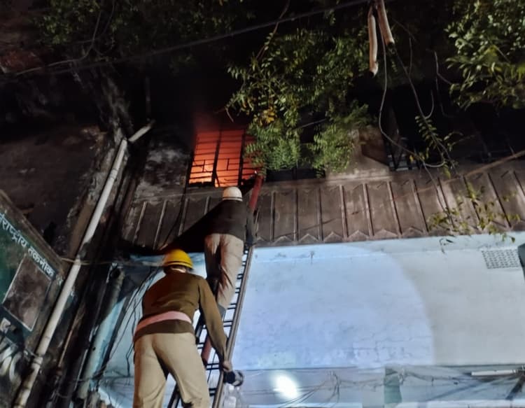 DHANBAD NEWS : बैंक ऑफ इंडिया में लगी आग से 80 लाख का हुआ नुकसान