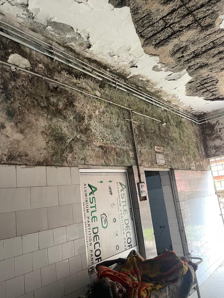 Jamshedpur news. एमजीएम इमरजेंसी के शौचालय के पास छत का प्लास्टर टूट कर गिरा