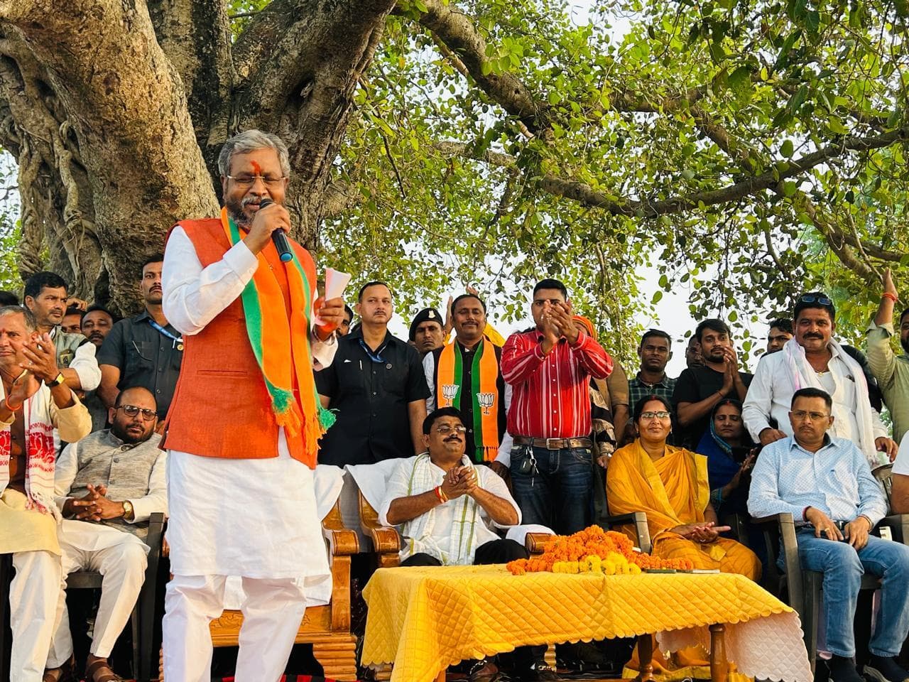 Ranchi news : निरंजन राय से उनके गांव जाकर मिले बाबूलाल, साथ में की सभा