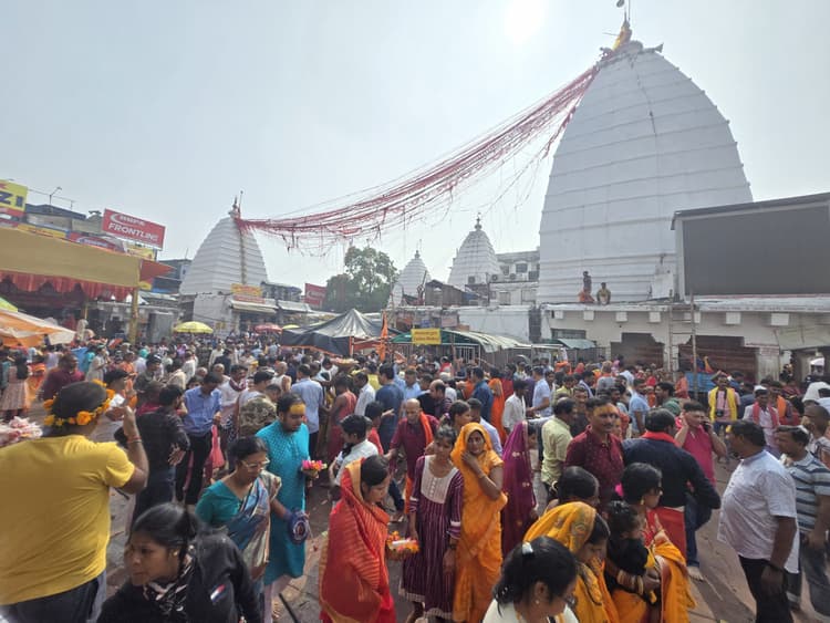 बाबा मंदिर में 70 हजार भक्तों ने चढ़ाया जल, कई वीआइपी भी पहुंचे