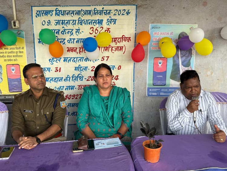 कुष्ठाश्रम पहुंच डीसी ने दिलायी मतदान करने की शपथ