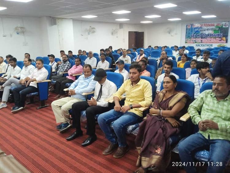 पैरेंट्स मीटिंग में छात्रों के बौद्धिक विकास पर की गयी चर्चा