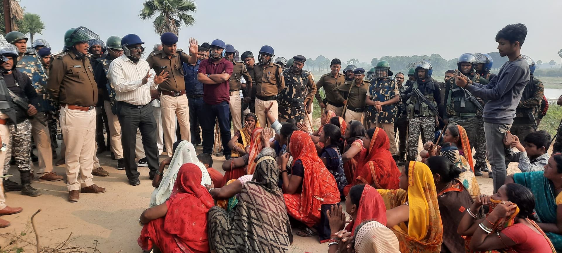 जमीन अधिग्रहण के खिलाफ सड़क पर उतरे ग्रामीण