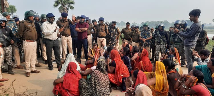 जमीन अधिग्रहण के खिलाफ सड़क पर उतरे ग्रामीण