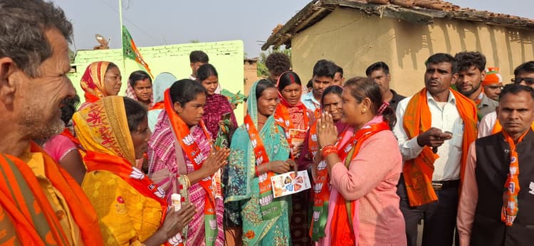Giridih News :जमुआ की भाजपा प्रत्याशी डॉ मंजू कुमारी ने किया जनसंपर्क