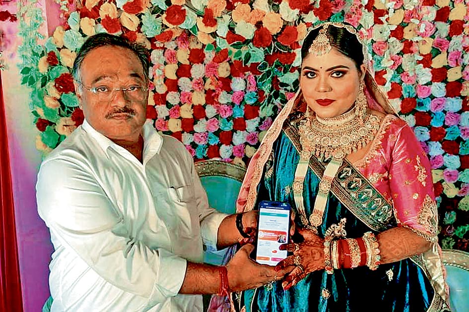 कमरहट्टी : विवाह समारोह में दुल्हन ने शमिक के हाथों ग्रहण की भाजपा की सदस्यता