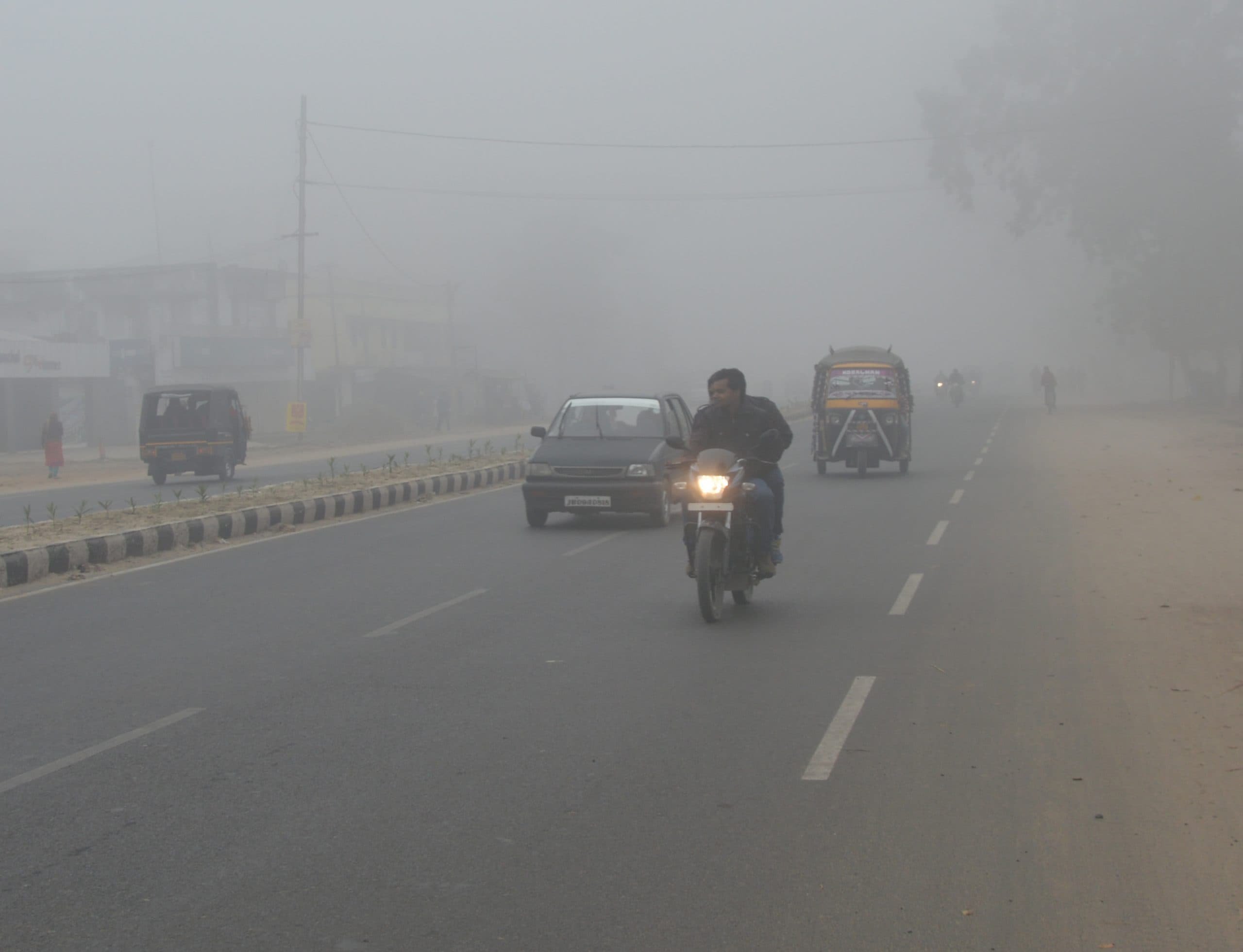 मौसम में ठंडक बढऩे से धीरे-धीरे रफ्तार पकड़ने लगी है सर्दी