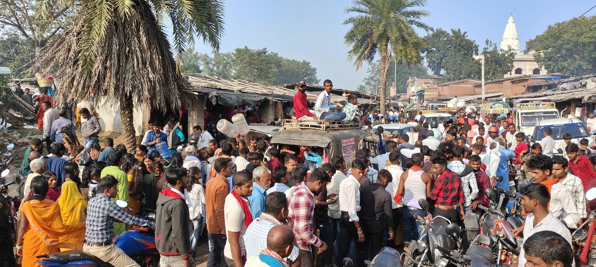 बाबा झुमराज मंदिर में उमड़ा श्रद्धालुओं का सैलाब