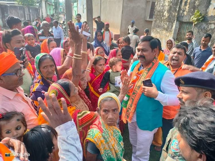 भाजपा प्रत्याशी ने किया डोर टू डोर जनसंपर्क