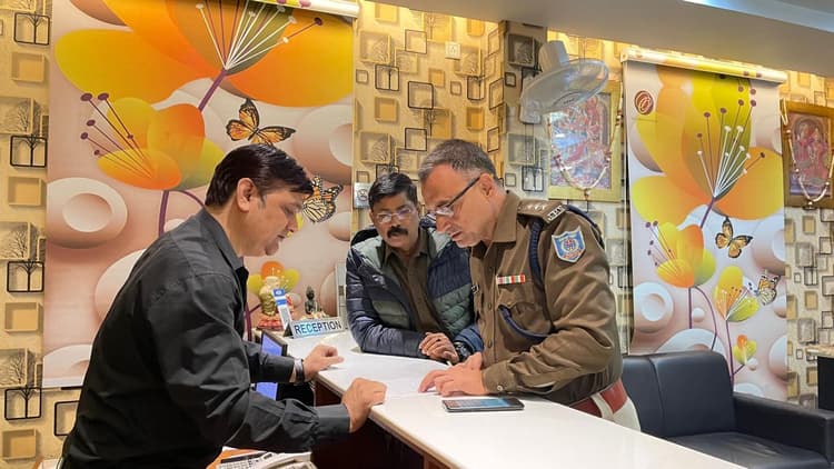 Giridih News: चुनाव को ले पुलिस अलर्ट, होटलों का किया निरीक्षण