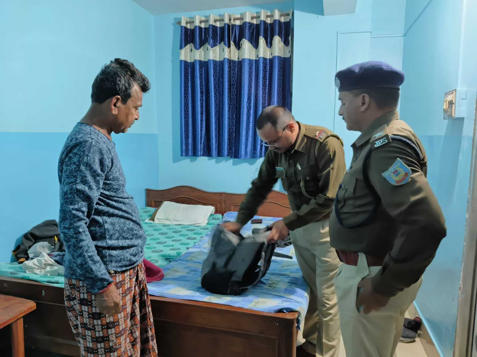 शहर के होटल व लॉज में की गयी चेकिंग, यात्रियों से पूछताछ