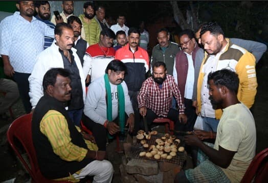 Jamshedpur News : पार्टियों के टेंट में झालमुड़ी से लेकर बिरयानी तक की बहार