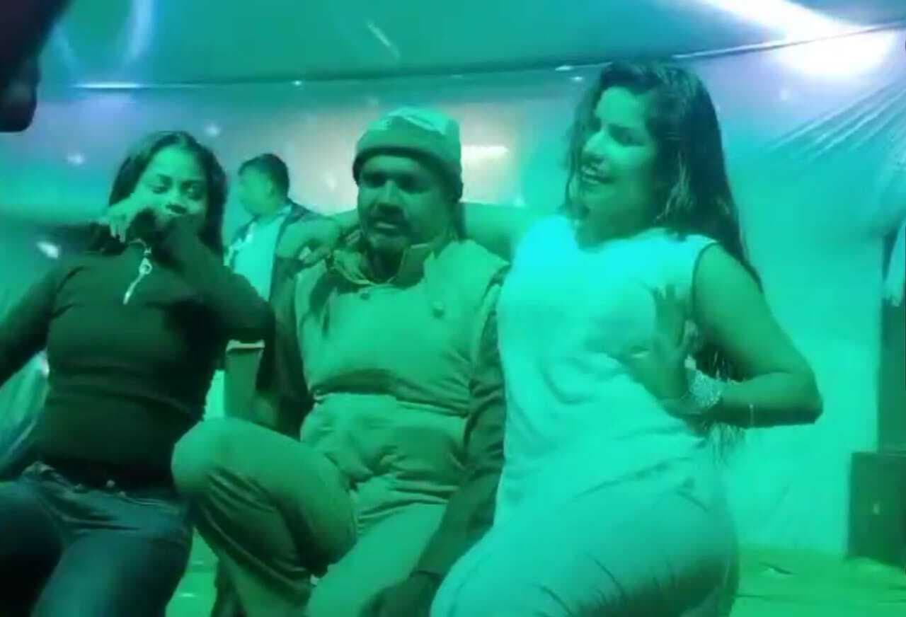 वर्दी में चौकीदार का बार बाला के साथ ठुमके लगाता वीडियो हुआ वायरल