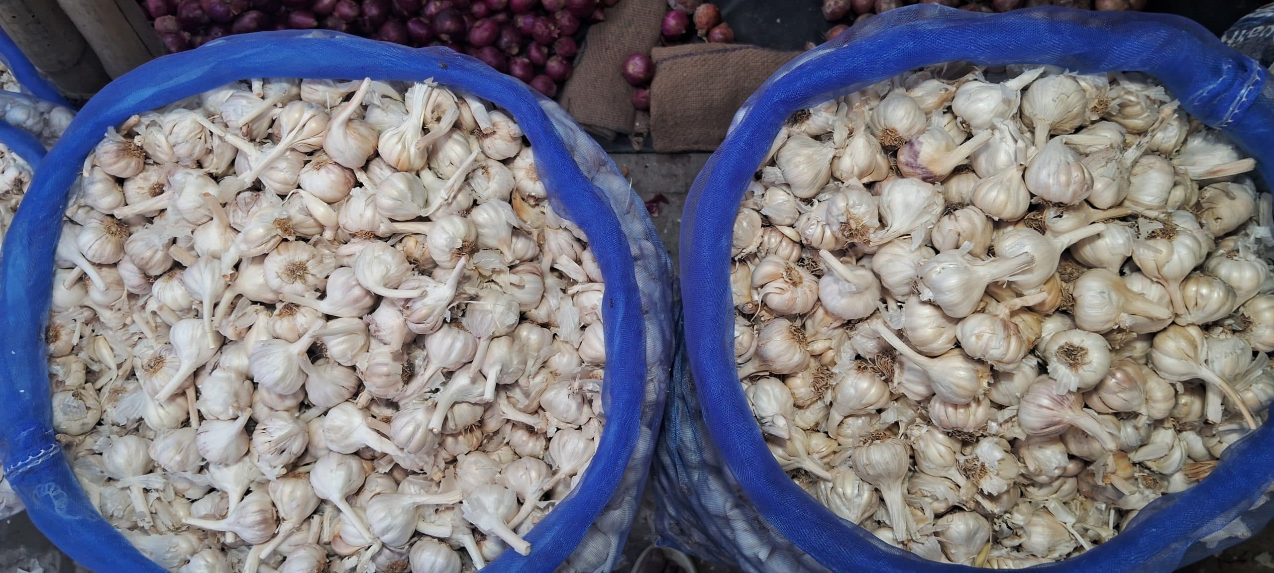 गृहिणी की आंख से निकल रहे प्याज के आंसू