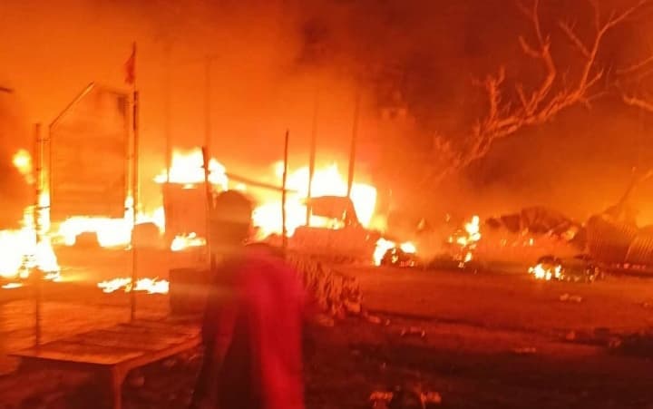 डट्ठा गांव में दो परिवार के घर जले, दो लाख का नुकसान