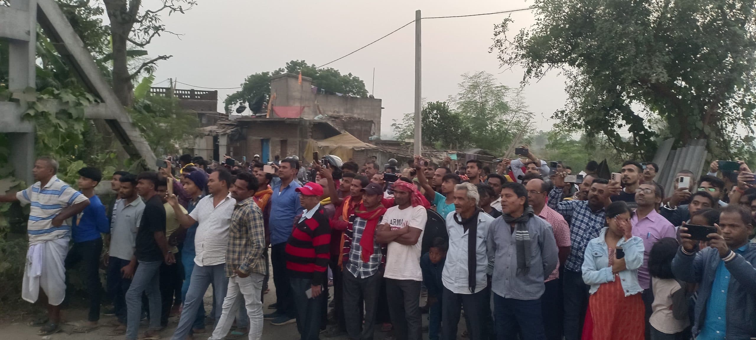 ट्रेन दुर्घटना के कारण घंटों रहा सड़क जाम, पांच घंटे तक आवागमन रहा बाधित