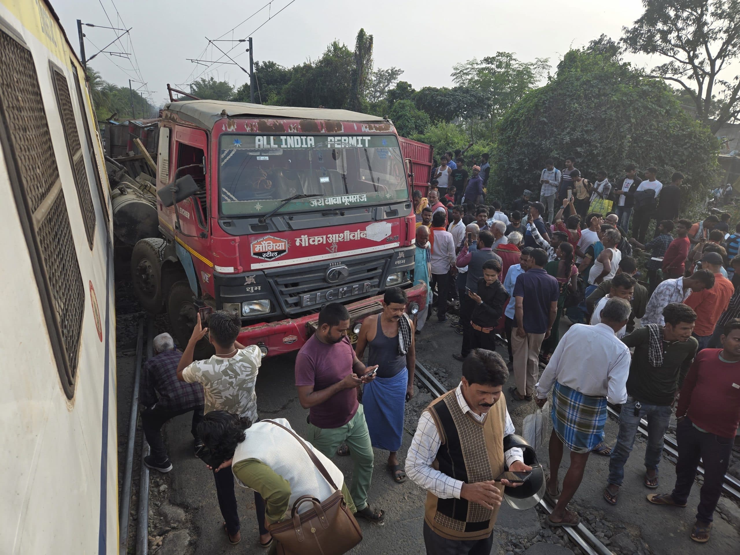 अप और डाउन लाइन पर पांच घंटे के बाद ट्रेनों का परिचालन हुआ शुरू