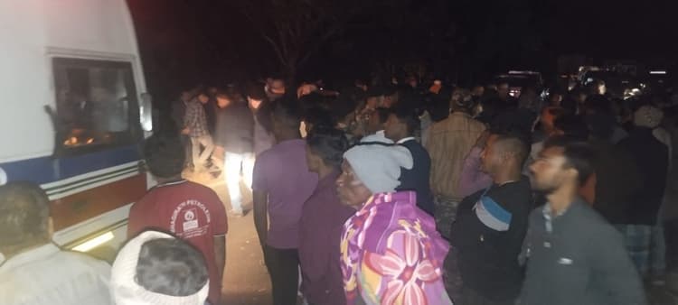 नारायणपुर के केंदुवाटांड़ में कंटेनर के धक्के से दो युवकों की मौत