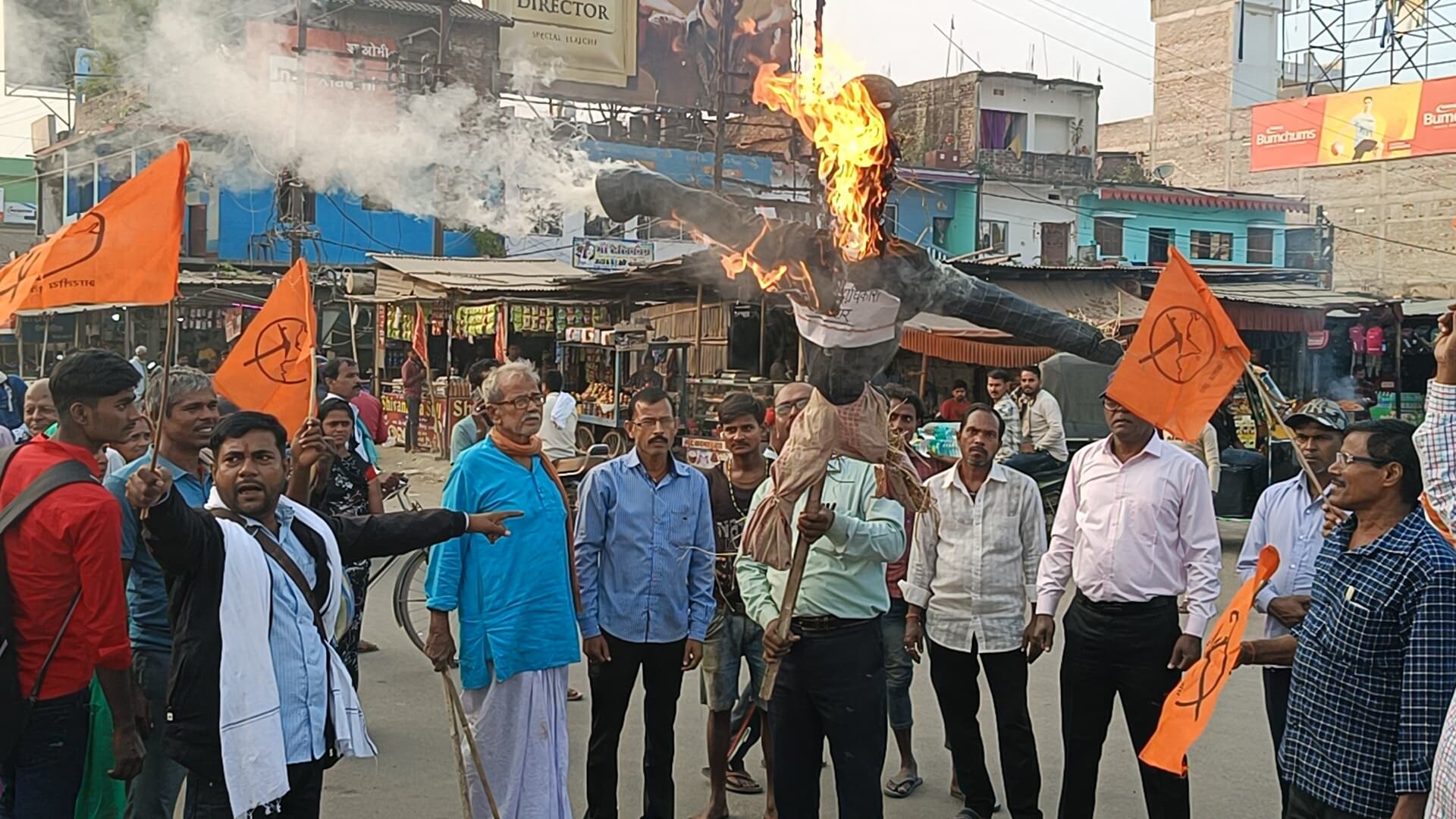 निर्धारित सरकारी मूल्य से 400 रुपये अधिक पर मिल रहा डीएपी, किसानों ने जताया विराेध
