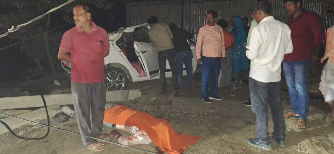 तेज रफ्तार कार बिजली खंभा से टकरायी, युवक की मौत