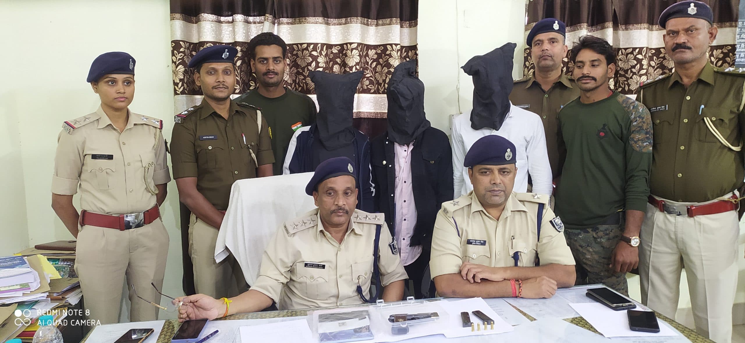 एक पिस्टल, दो मैगजीन, चार कारतूस के साथ तीन युवक गिरफ्तार