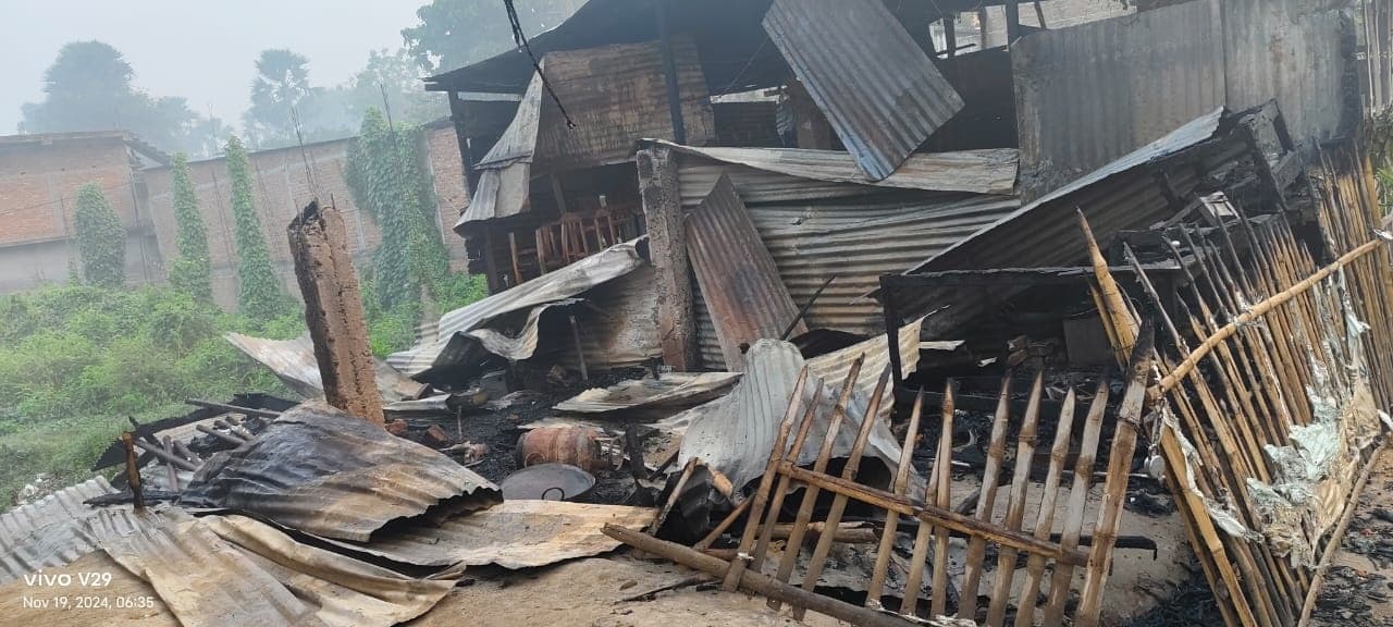 चकजोहरा बाजार में दो दुकानों में लगी, लाखों की क्षति