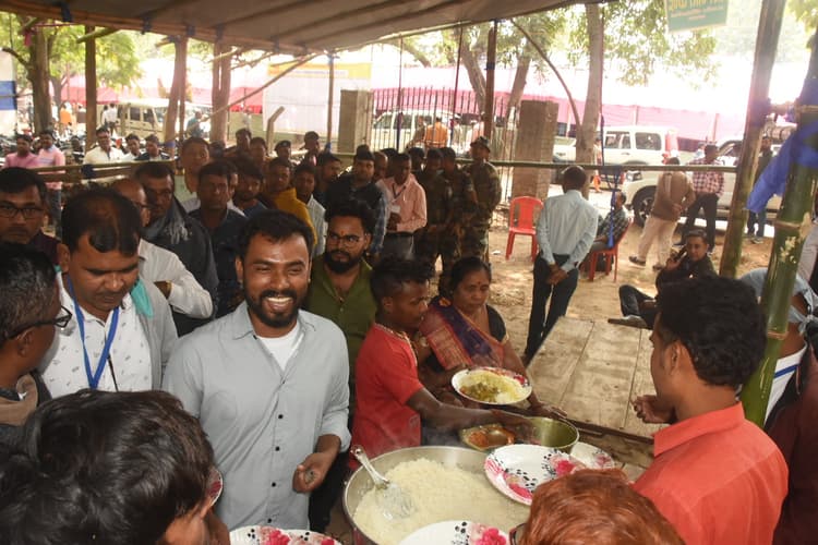 DHANBAD NEWS : डिस्पैच सेंटर पर दाल-भात केंद्र, दीदी किचन व ठेला-खोमचाें पर लगी रही भीड़