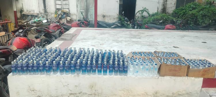 370 बोतल शराब बरामद, बाइक जब्त, तस्कर फरार