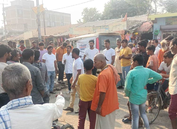 स्मार्ट मीटर लगाने के लिए नुक्कड़ नाटक कर लोगों को किया जागरूक