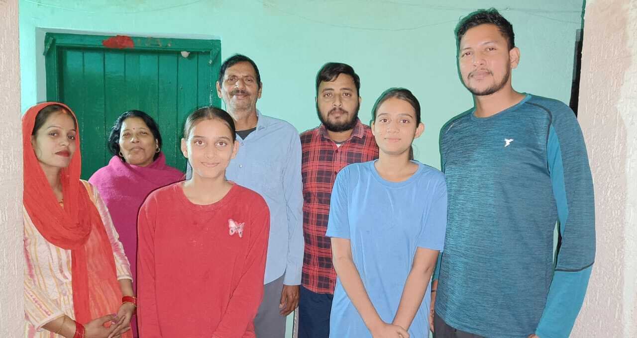 Saran News : हॉकी में भारतीय टीम की जीत पर कोच हरेंद्र के गांव में जश्न