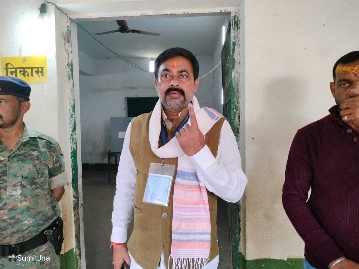 झामुमो व भाजपा प्रत्याशी ने किया मतदान