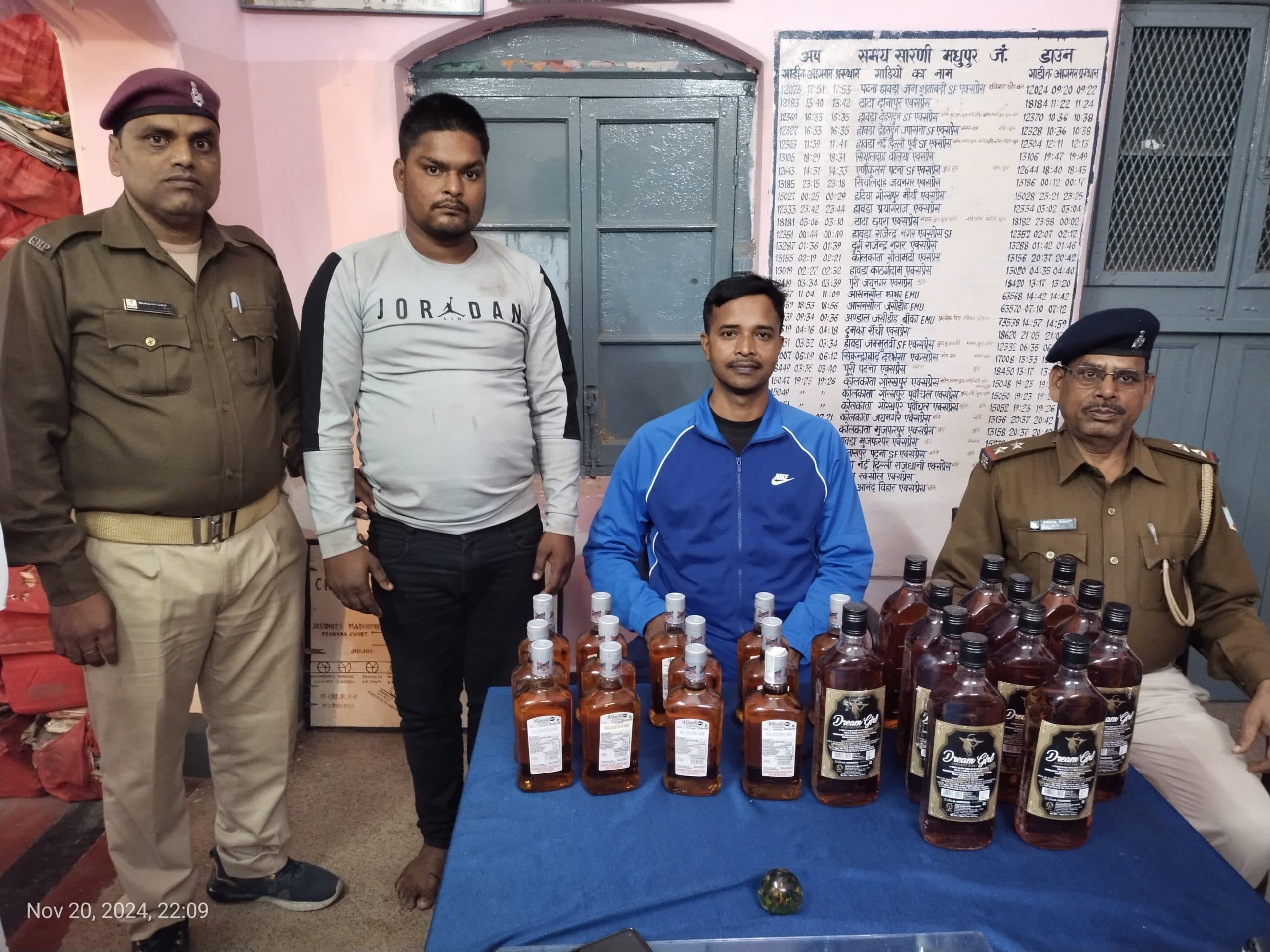 मधुपुर स्टेशन से अवैध विदेशी शराब के साथ एक युवक को पकड़ा