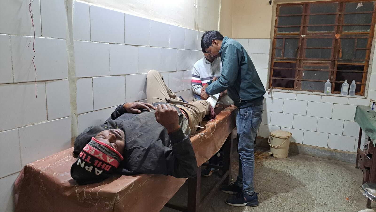 बाइक से गिरकर दो लोग घायल, धनबाद रेफर