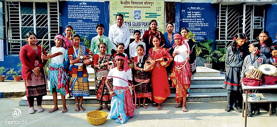 केवि बोलपुर में जनजातीय गौरव पखवाड़े में नृत्यनाटिका का मंचन