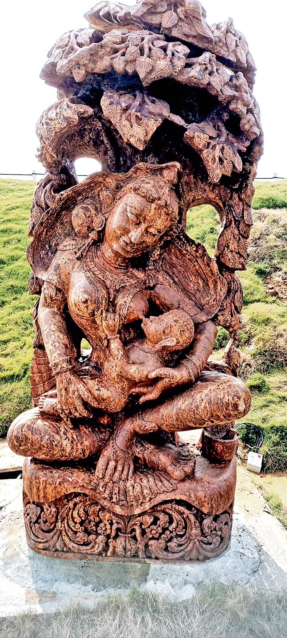 ध्यान खींच रही लाल बलुई पत्थर की मूर्ति