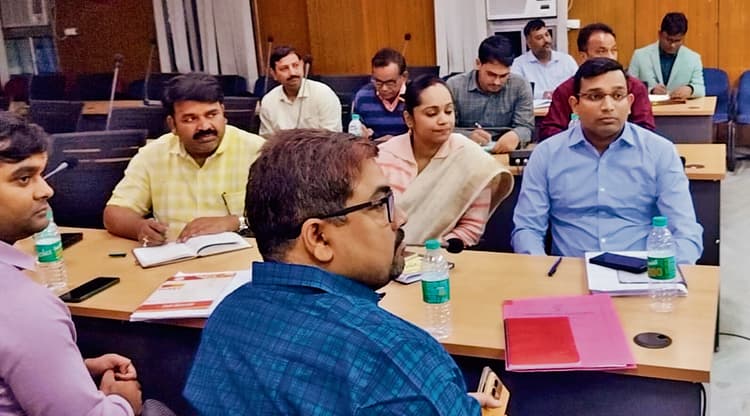 Gopalganj News : पैक्स चुनाव में मनबढ़ू पर सीसीए लगा कर किया जायेगा थानाबदर: डीएम