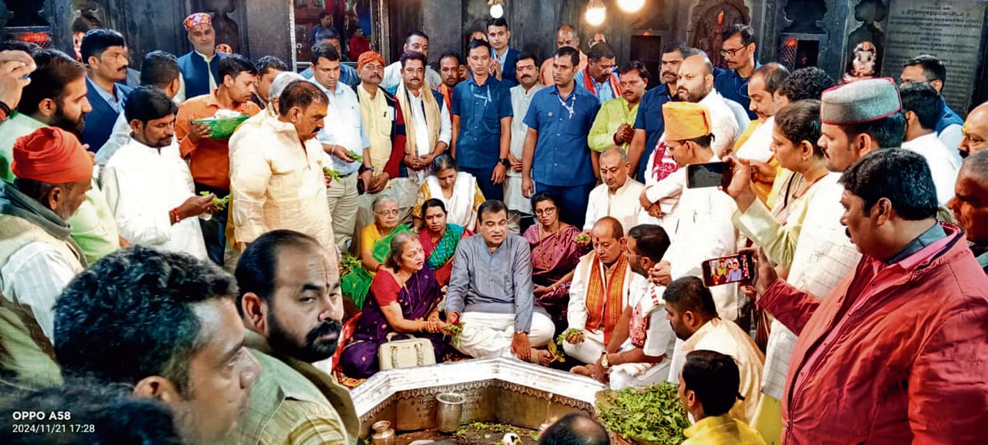 Gaya News : केंद्रीय मंत्री ने परिवार के साथ की विष्णुपद मंदिर में पूजा-अर्चना