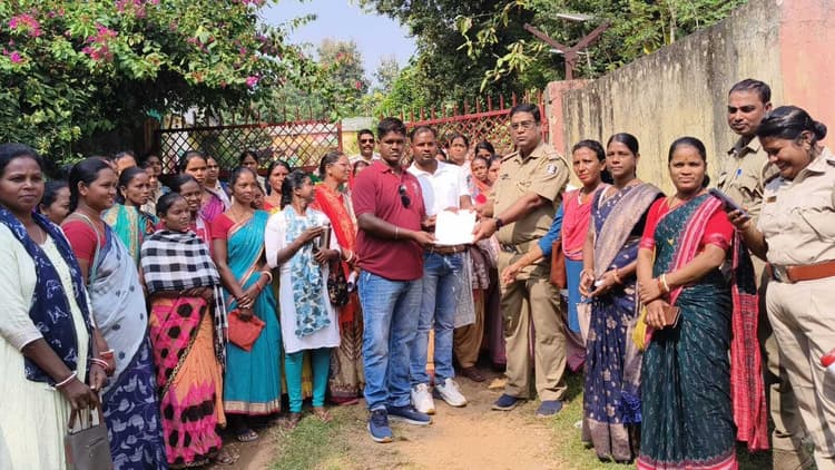 Rourkela News: 24 हाथियों के झुंड ने रौंदी फसल, खौफजदा लोगों ने वन विभाग का कार्यालय घेरा