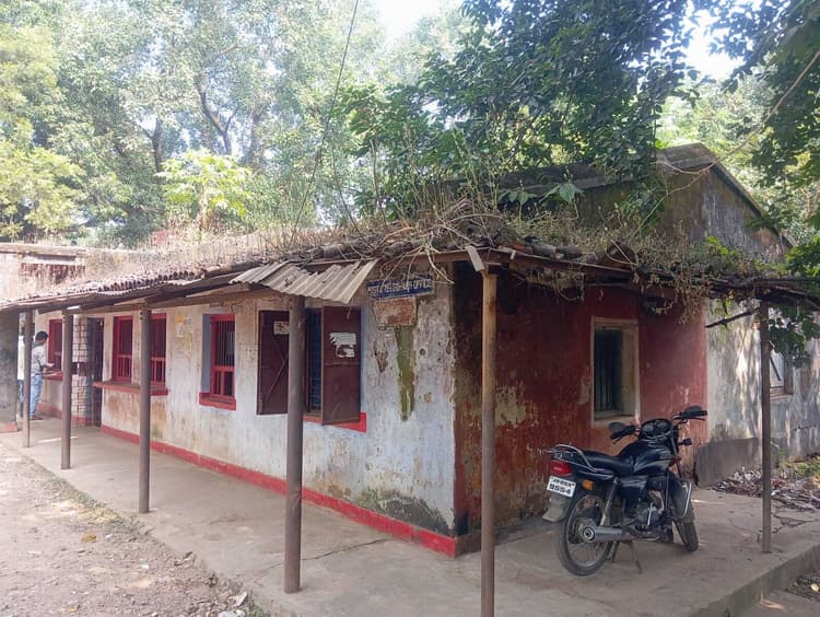 Ghatshila News : मुसाबनी डाकघर का भवन जर्जर, जान जोखिम में डाल ड्यूटी कर रहे कर्मी