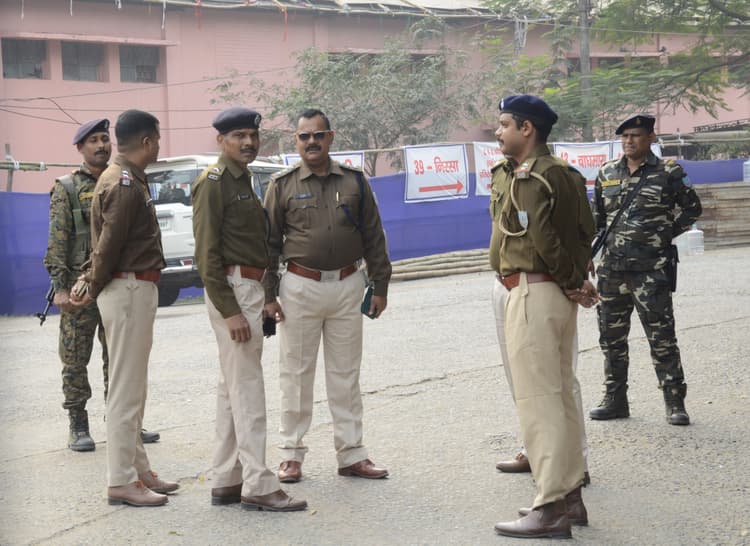 DHANBAD NEWS : छह में पांच विस क्षेत्रों में पुरुषों से अधिक महिलाओं ने किया मतदान