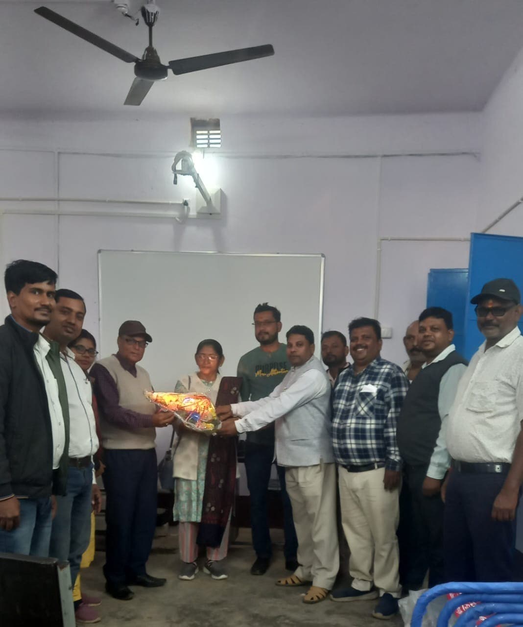 जया देवी ने करमाटांड़ में नये बीइइओ का लिया प्रभार