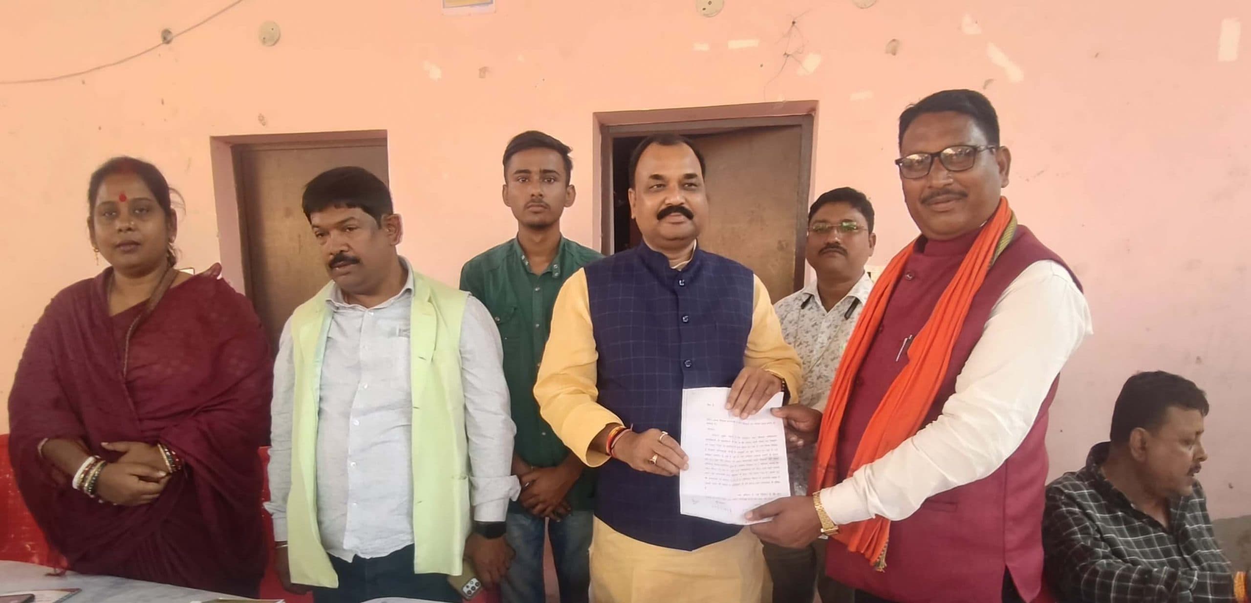 विद्यालय के लिए भूमि उपलब्ध कराने को विधायक को दिया ज्ञापन