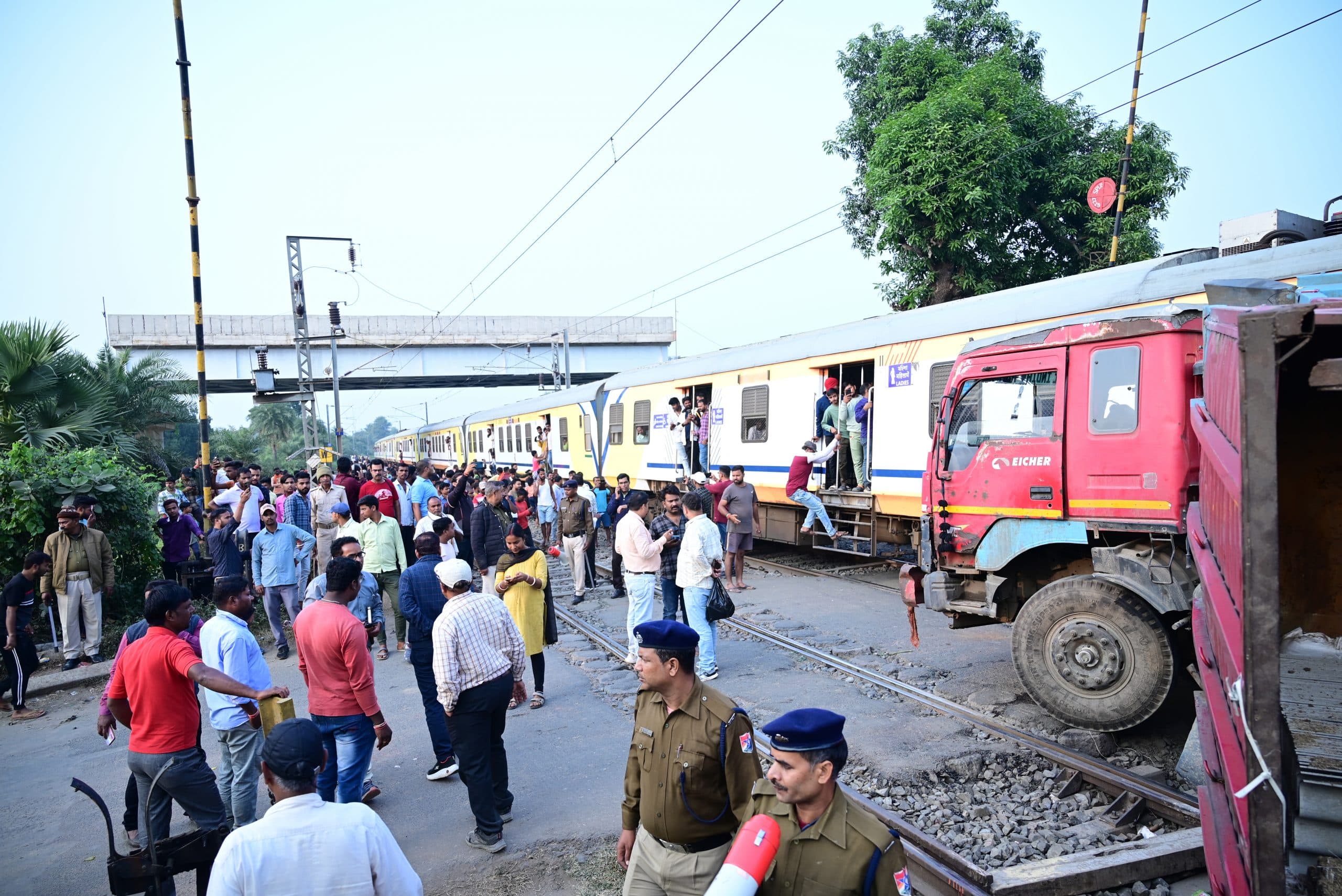 इएमयू व ट्रक टक्कर हादसे में वाहन ओनर ने गेटमैन पर लापरवाही का लगाया आरोप, दर्ज करायी प्राथमिकी