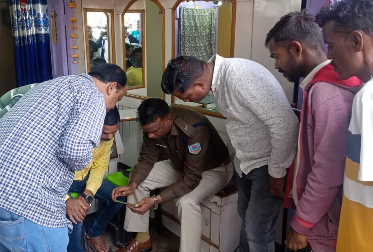 Bokaro News: सर्राफा व्यवसायी की बाइक की डिक्की से 15 लाख के जेवर व 30 हजार रुपये उड़ाये