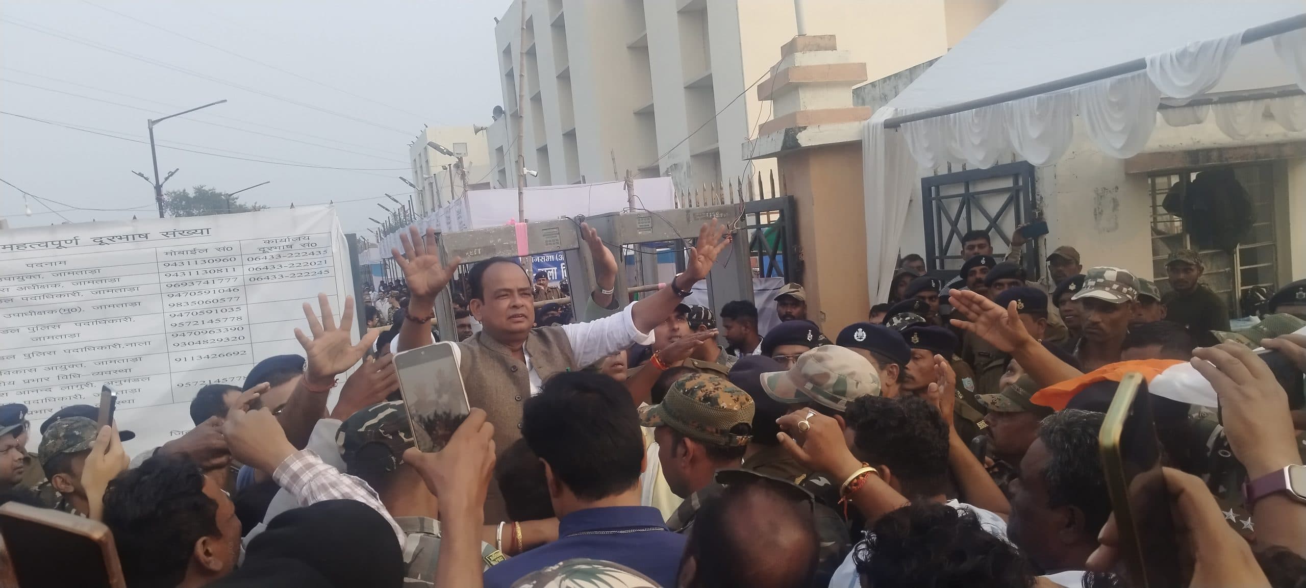 इरफान के हैट्रिक जीत पर समर्थकों ने उड़ाये गुलाल, बांटी मिठाई