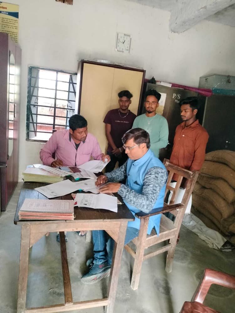 विशेष शिविर लगा कर मतदाता पुनरीक्षण का कार्य संपन्न