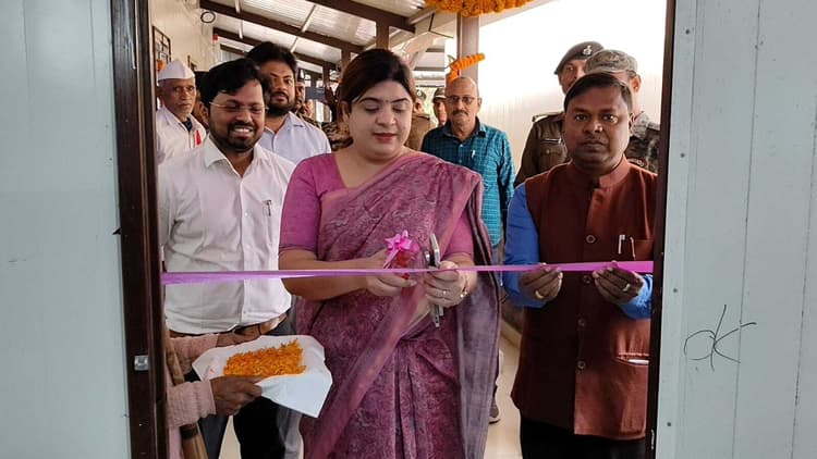 डीएम ने जिला नियंत्रण कक्ष का किया शुभारंभ