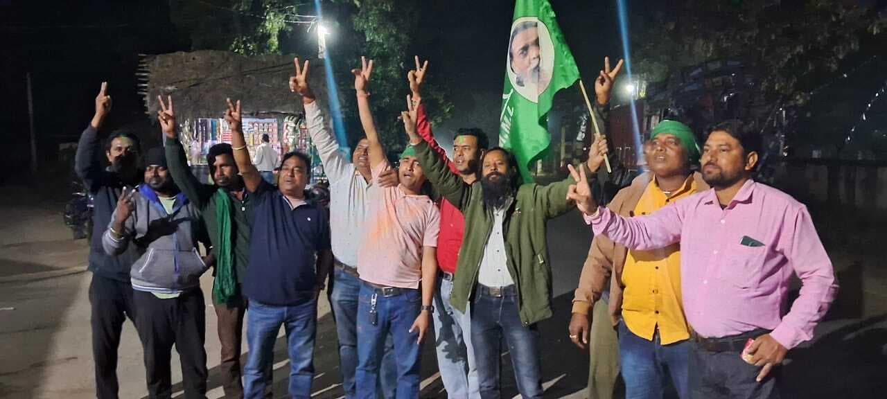 कुंडहित में झामुमो कार्यकर्ताओं ने मनाया जीत का जश्न