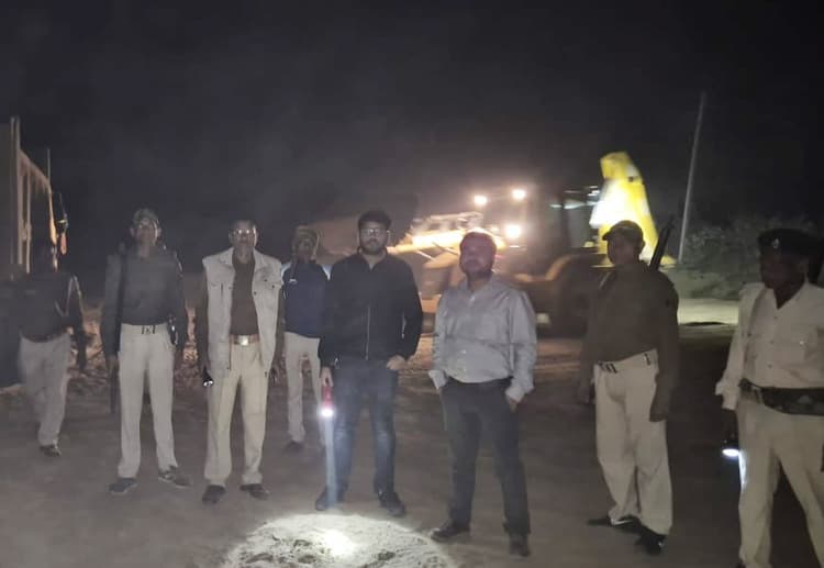 अवैध रूप से हो रहे बालू खनन की खबर पर पुलिस ने की छापेमारी